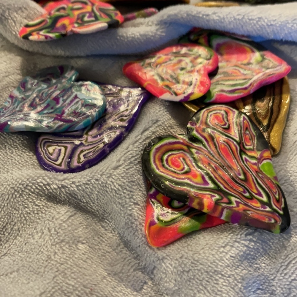 Jar of 20 various size/design polymer clay hearts - Picture 4 of 8